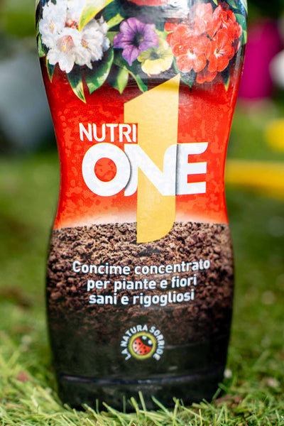 Concime Liquido Concentrato - NutriOne bottiglia con etichetta per piante e fiori sani e rigogliosi.